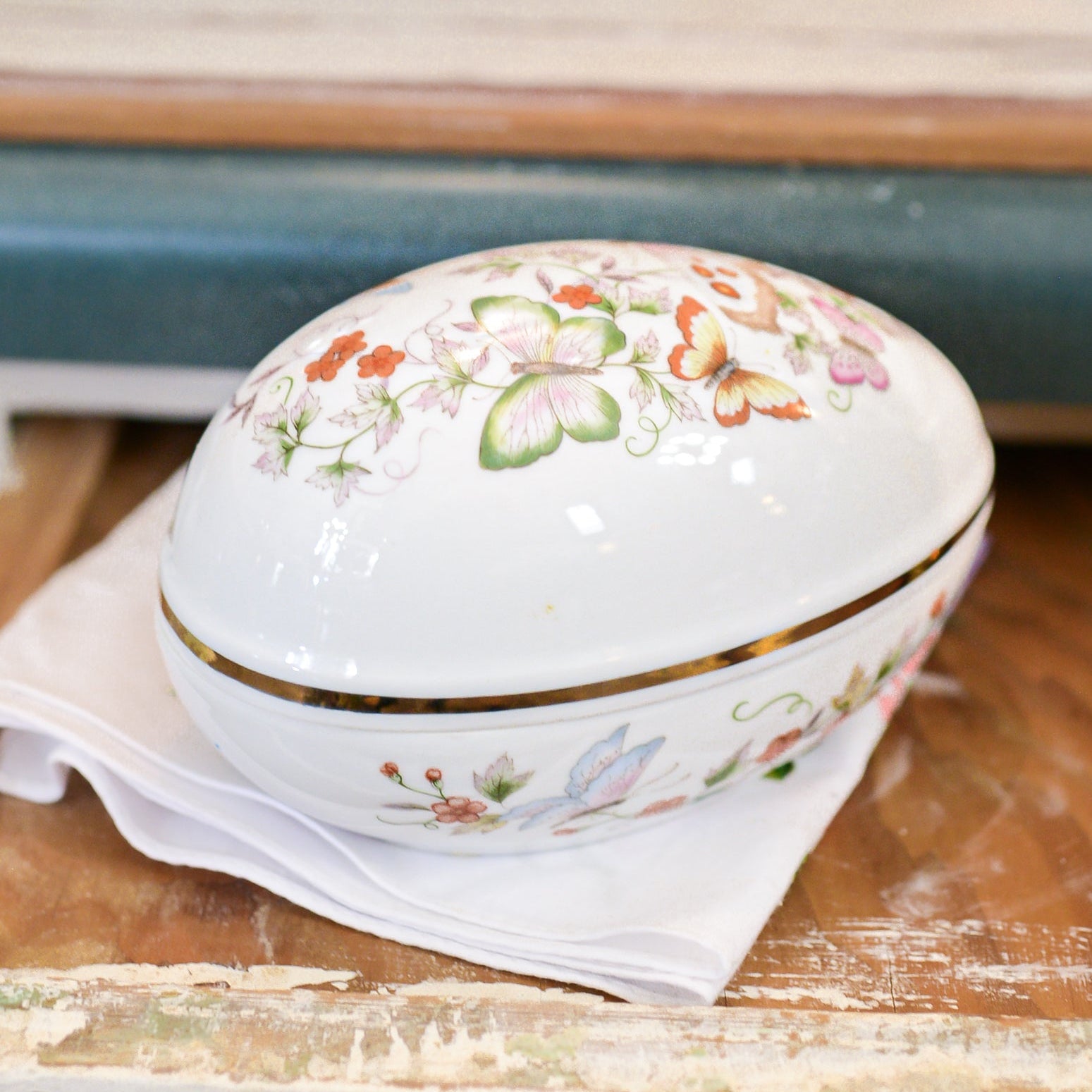 Vintage Chinoiserie Porcelain Gold Rimmed Egg Jewelry Box
