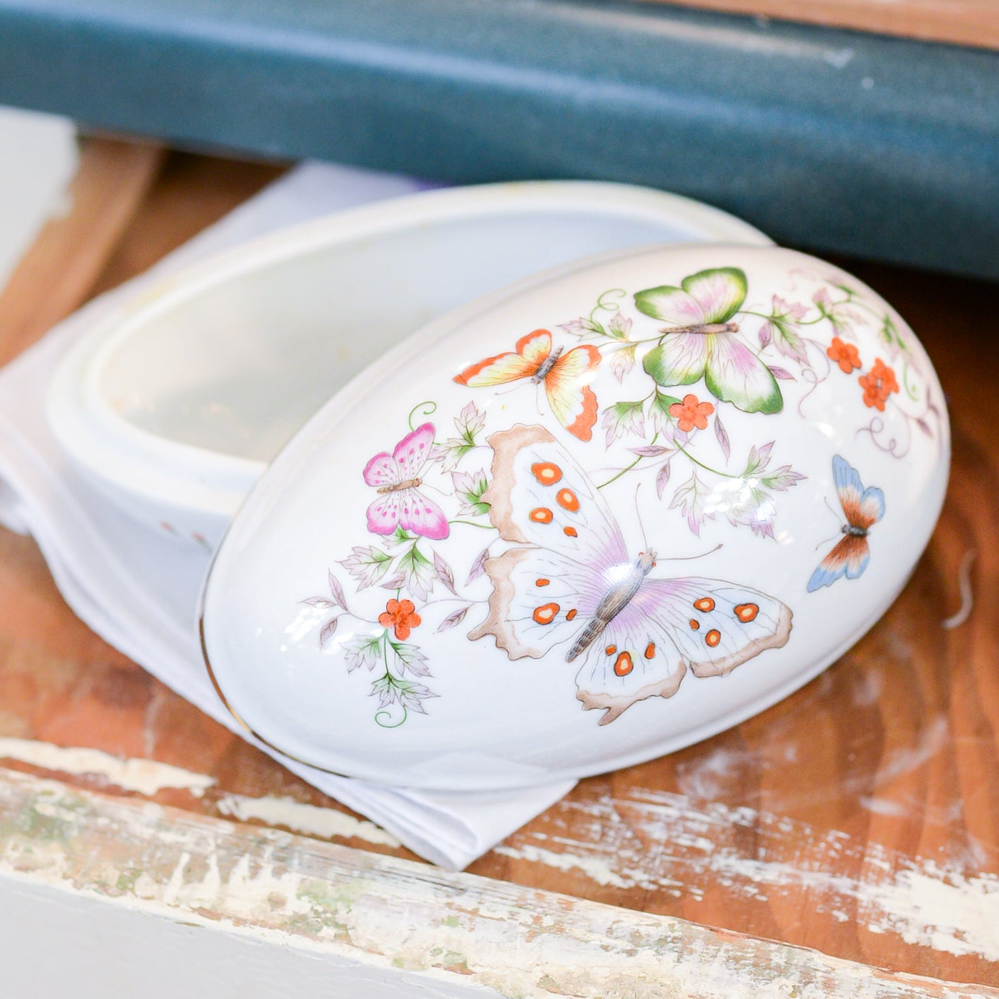 Vintage Chinoiserie Porcelain Gold Rimmed Egg Jewelry Box