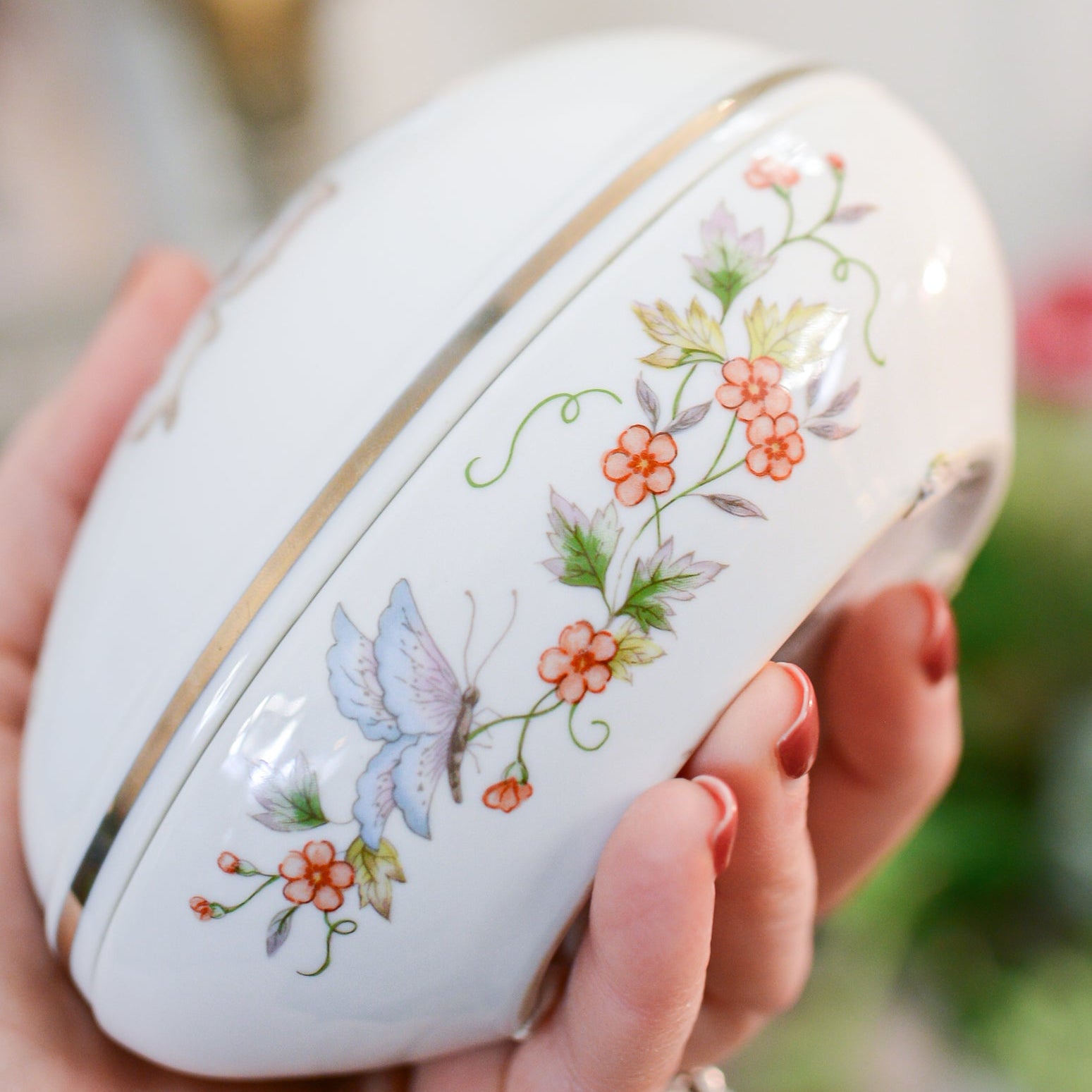 Vintage Chinoiserie Porcelain Gold Rimmed Egg Jewelry Box