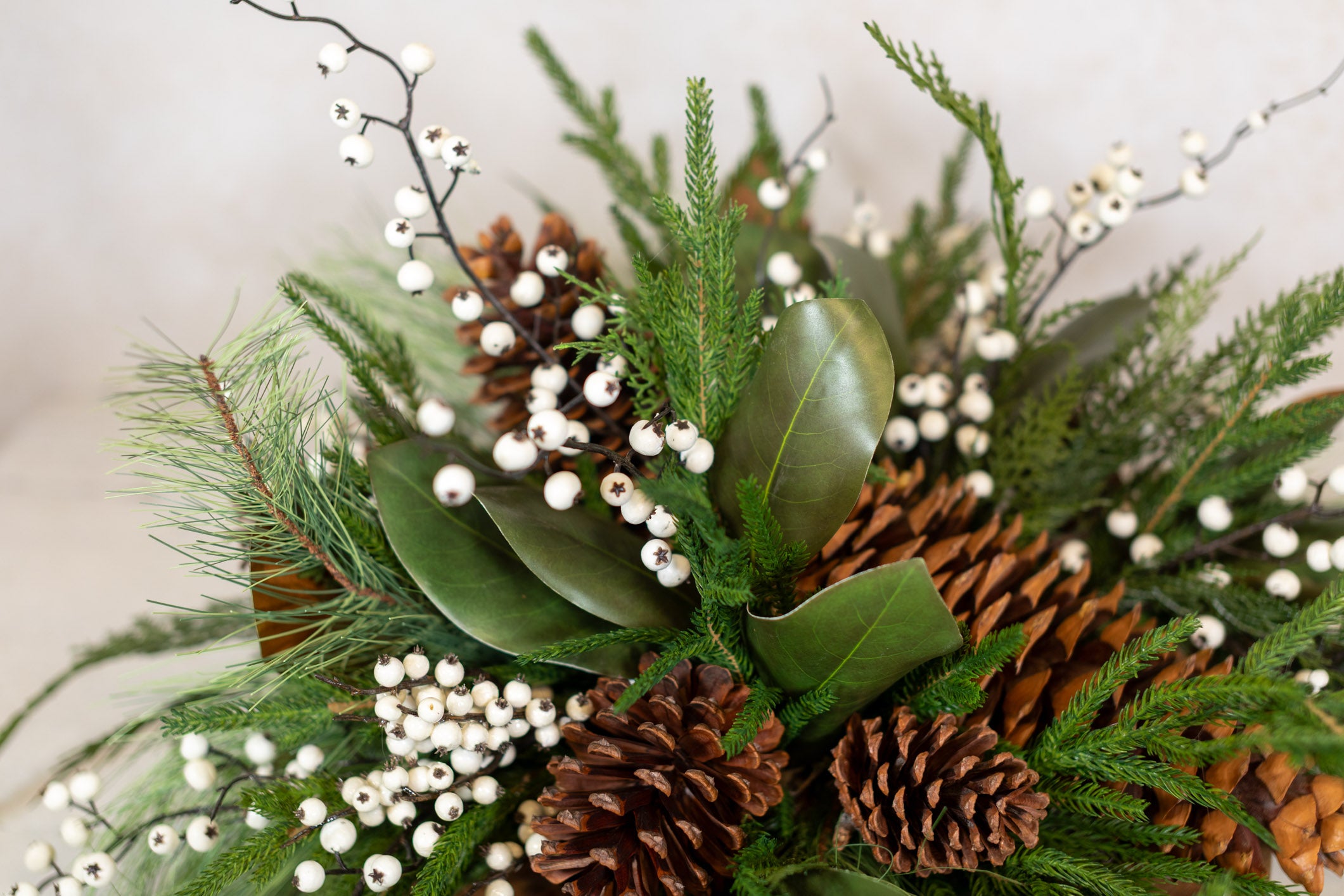 Very Berry White Round Centerpiece Drop-In