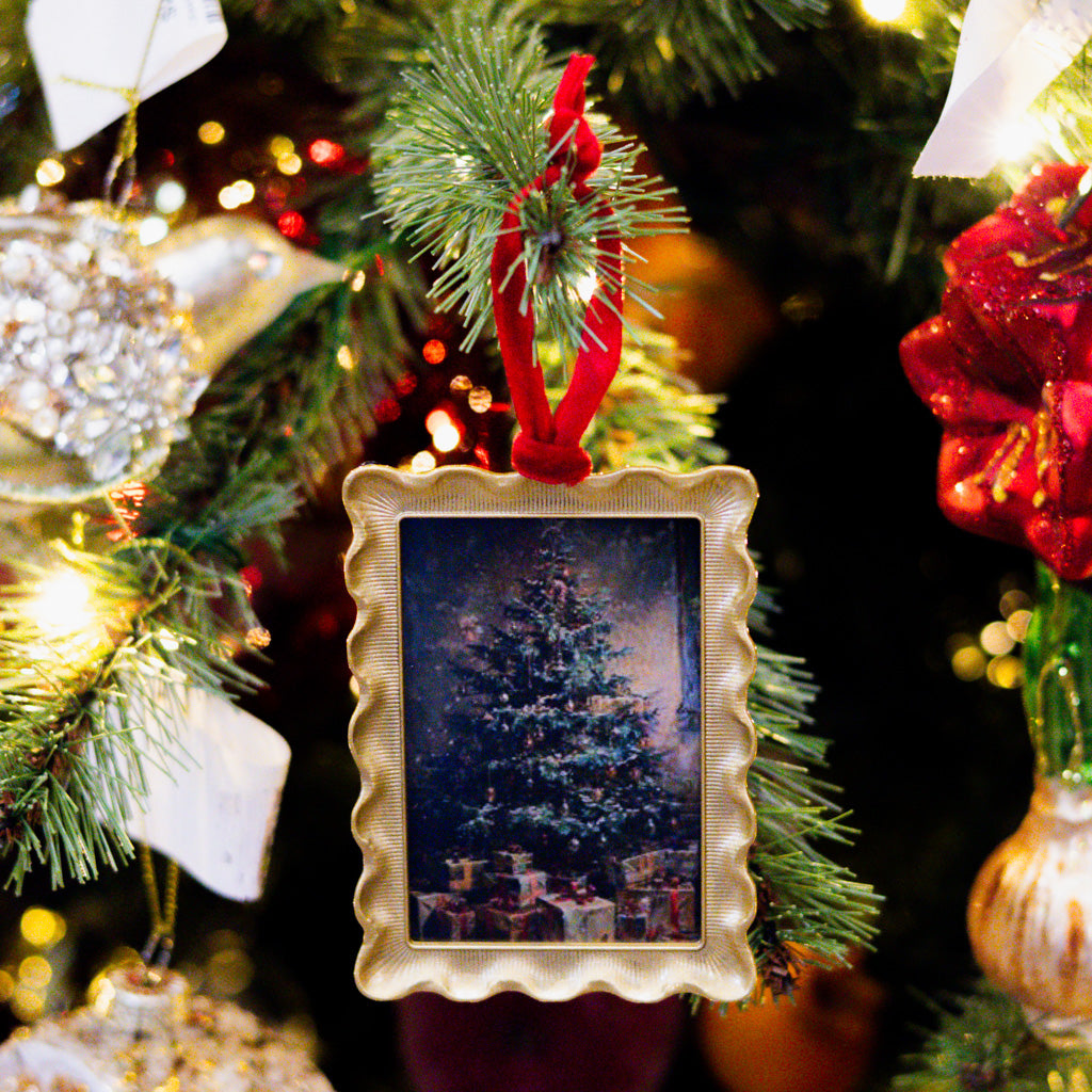 Scalloped Ornament Frame