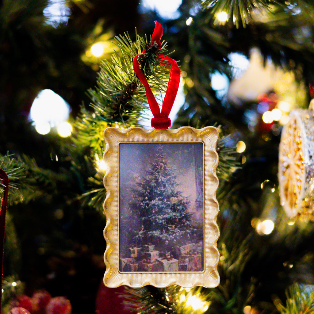 Scalloped Ornament Frame