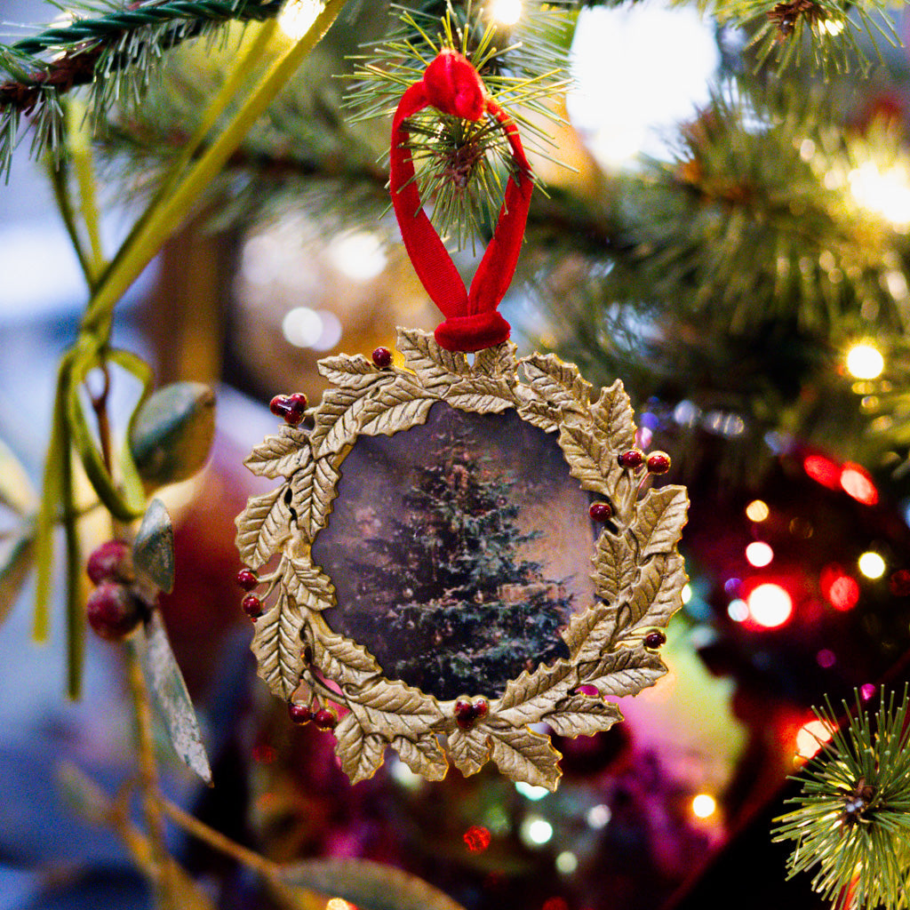 Gold Wreath Ornament Frame