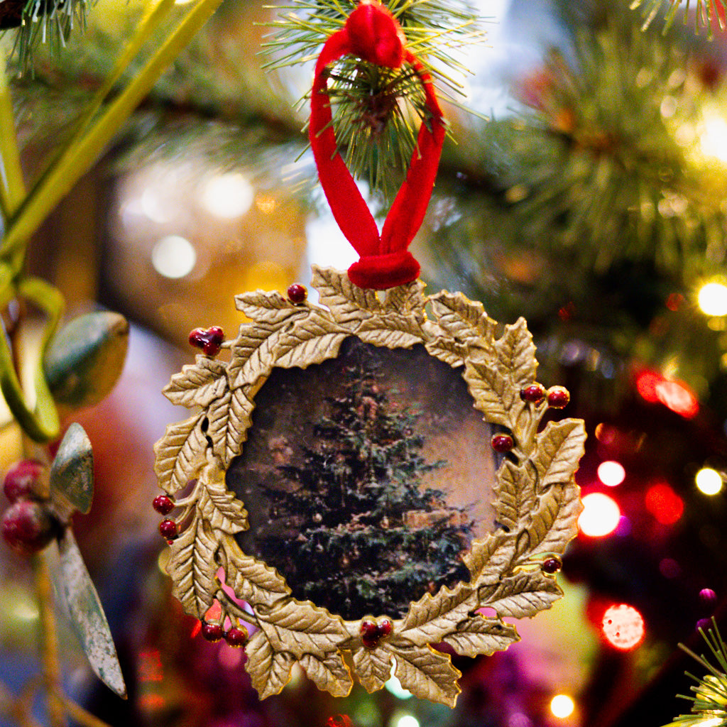Gold Wreath Ornament Frame