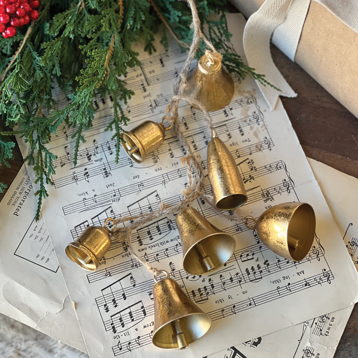 Ensemble Metal Gold Bell Hanging