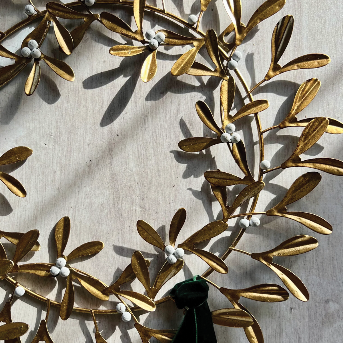 Metal Gold Mistletoe Wreath