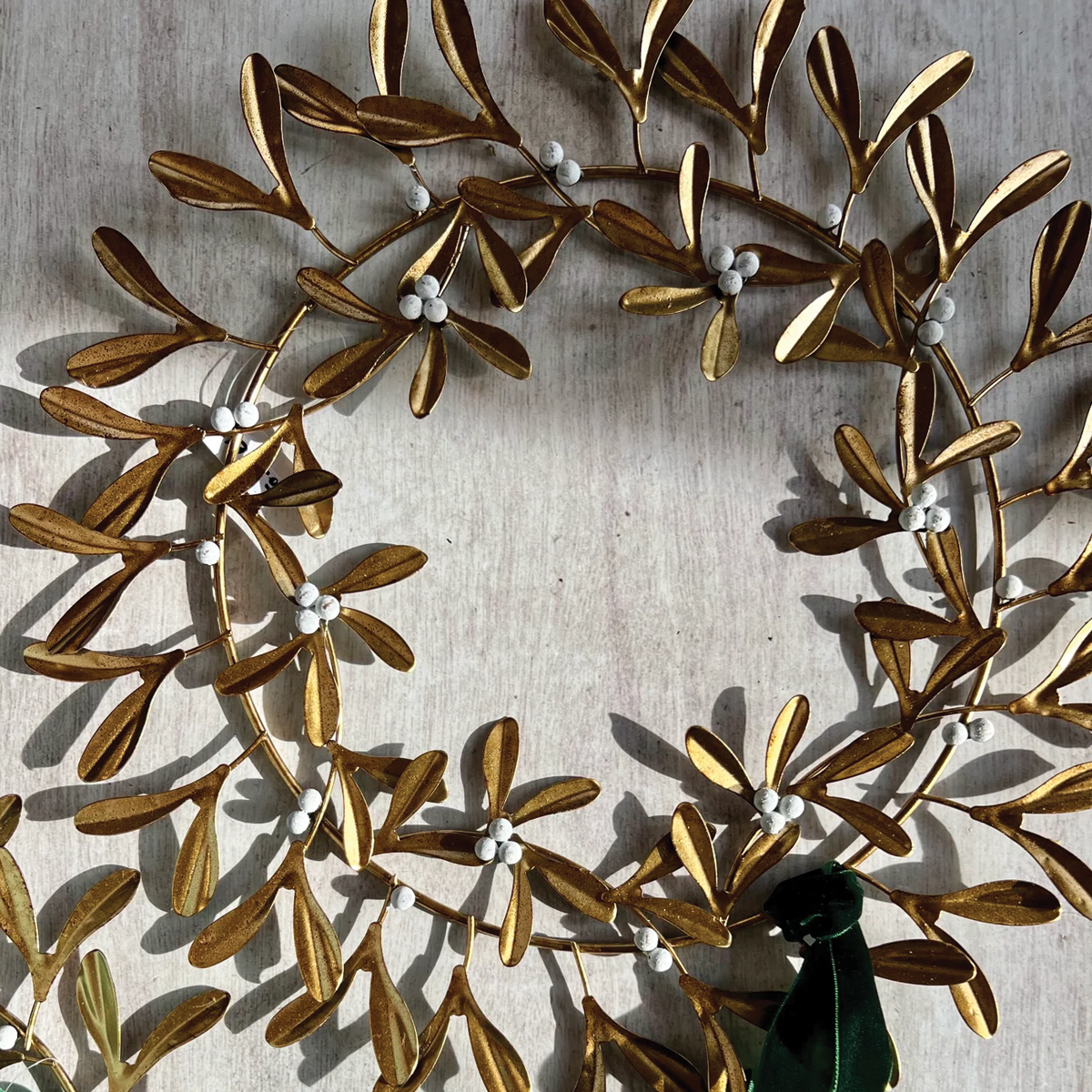 Metal Gold Mistletoe Wreath