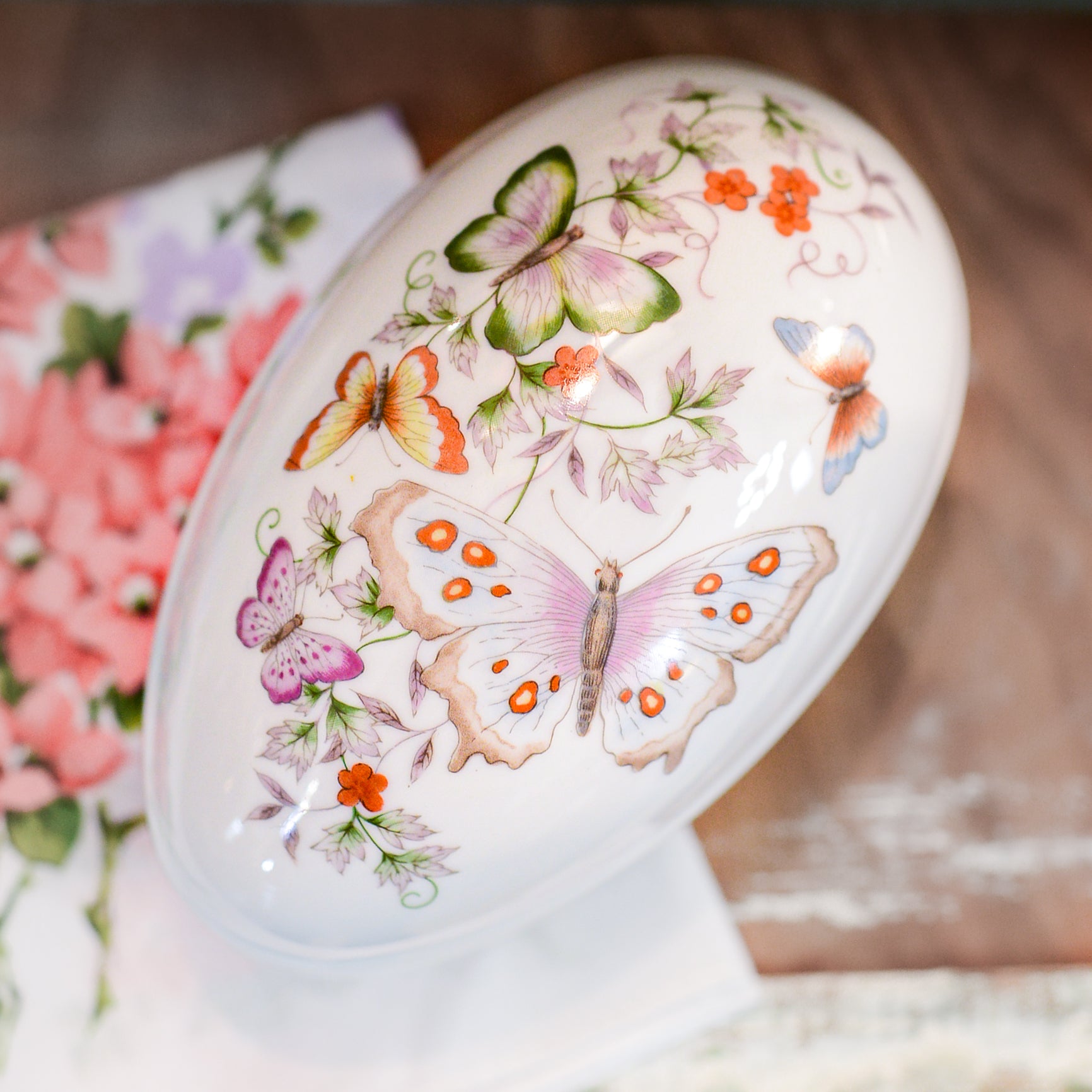 Vintage Chinoiserie Porcelain Gold Rimmed Egg Jewelry Box