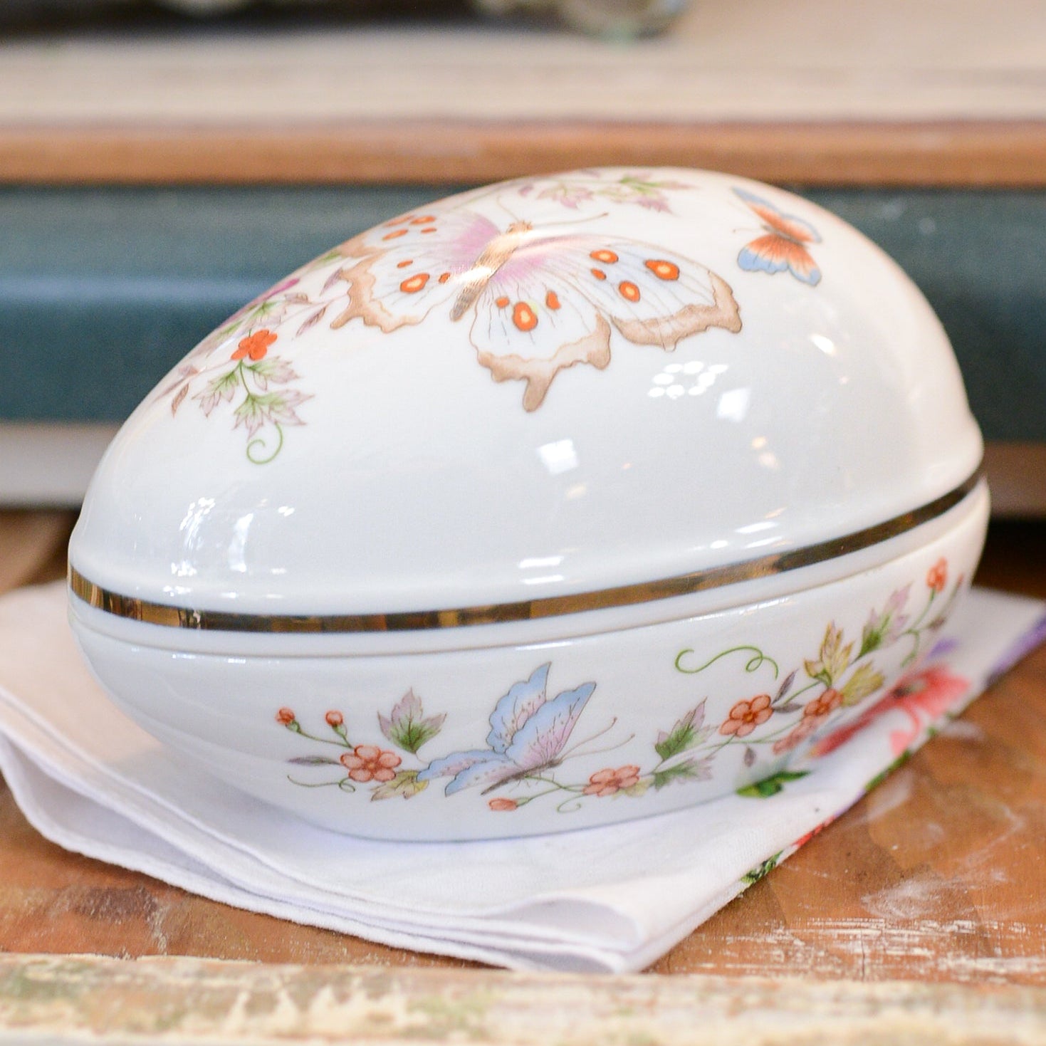 Vintage Chinoiserie Porcelain Gold Rimmed Egg Jewelry Box