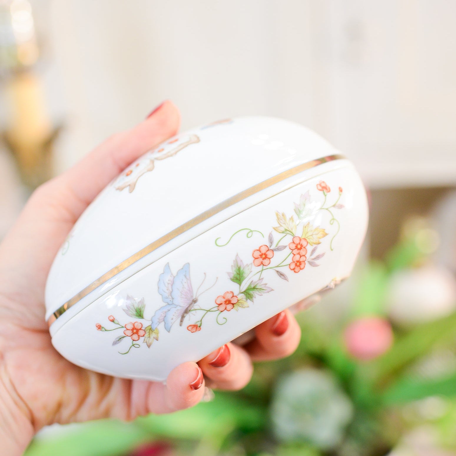 Vintage Chinoiserie Porcelain Gold Rimmed Egg Jewelry Box