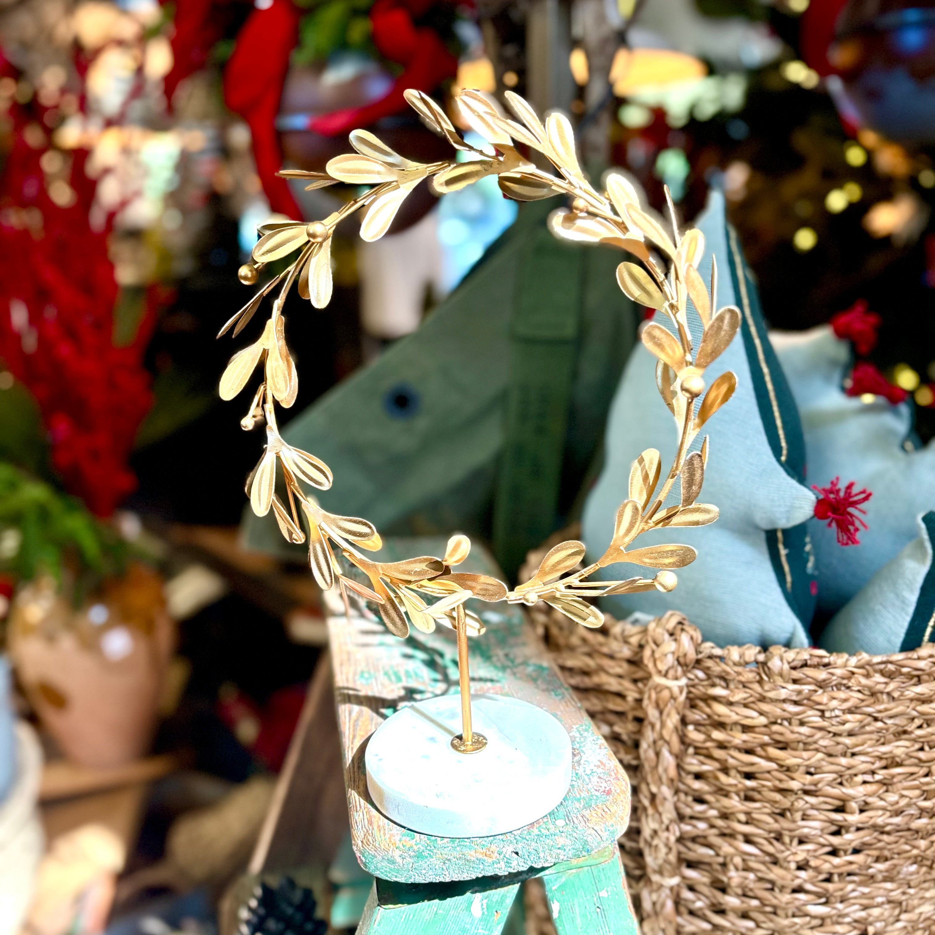 Metal Mistletoe Wreath Gold on Marble Stand