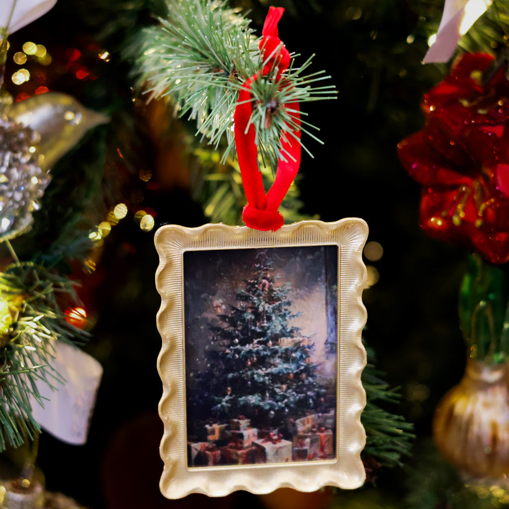 Scalloped Ornament Frame