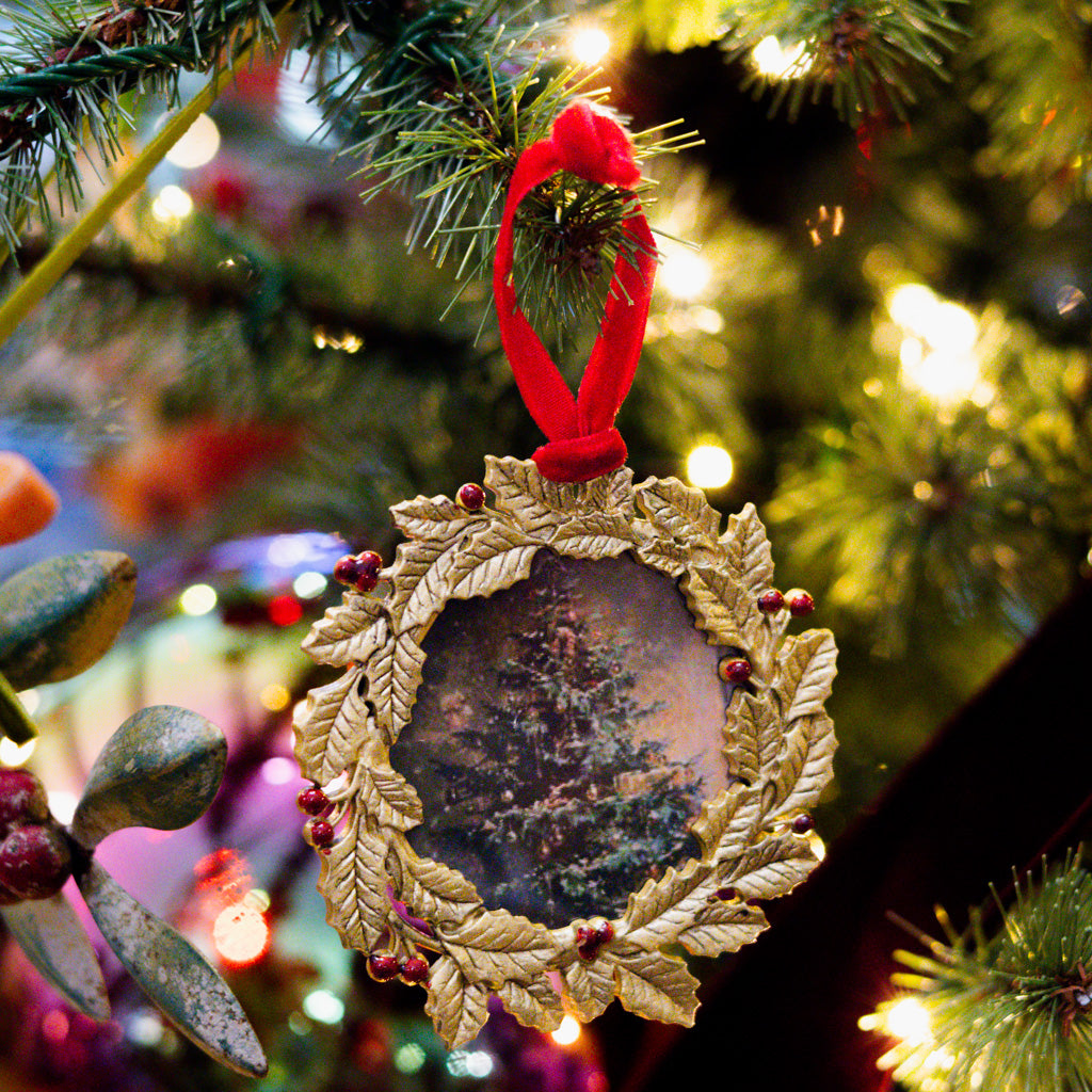 Gold Wreath Ornament Frame
