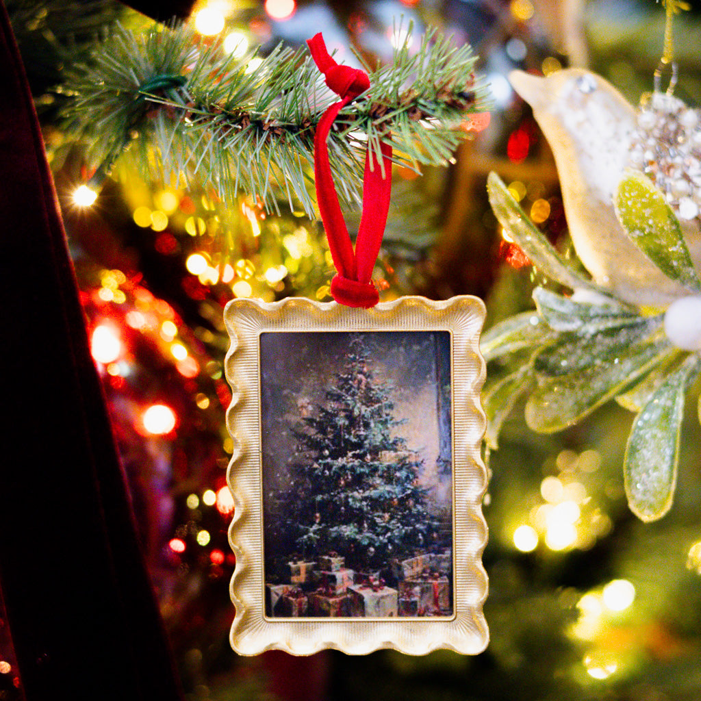 Scalloped Ornament Frame