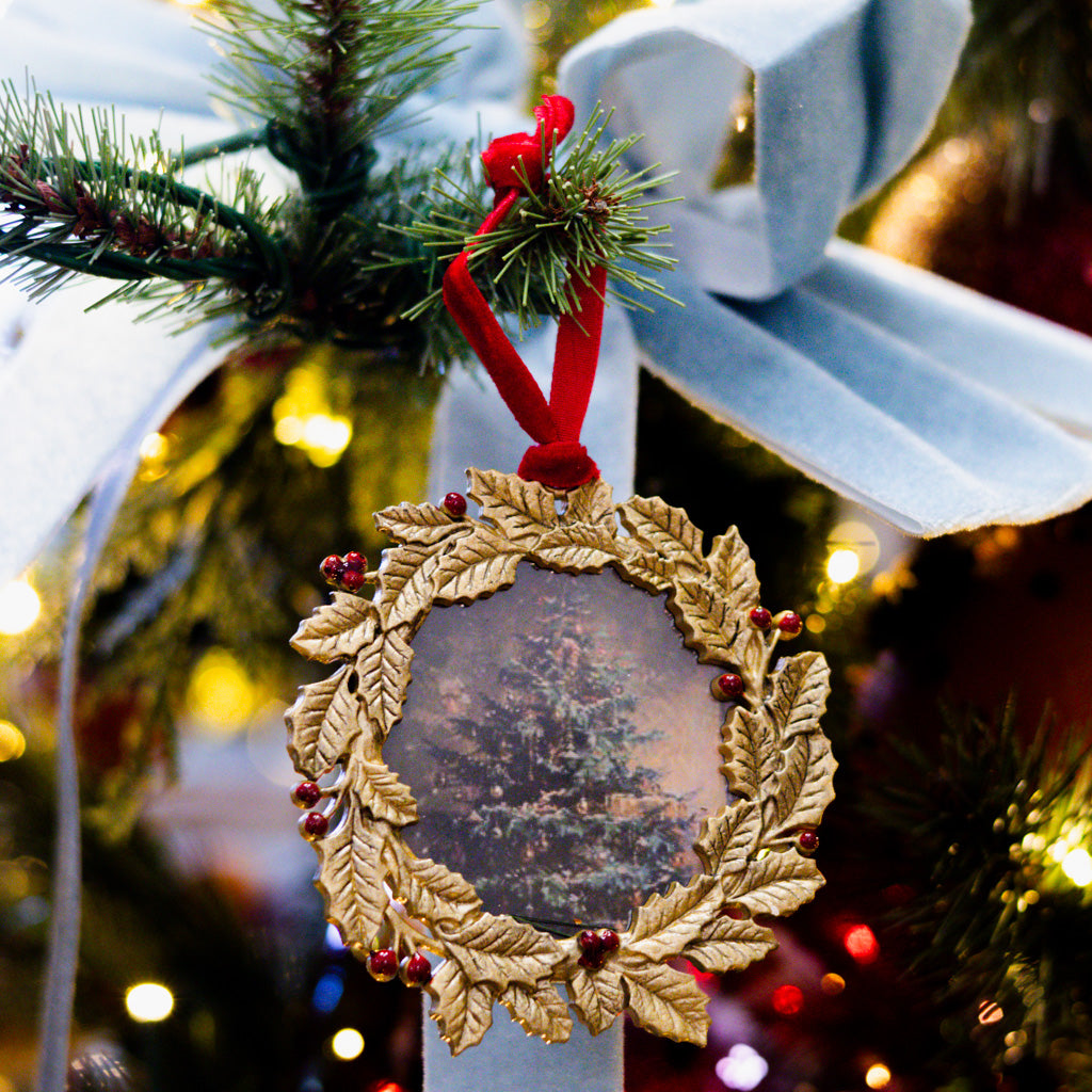 Gold Wreath Ornament Frame