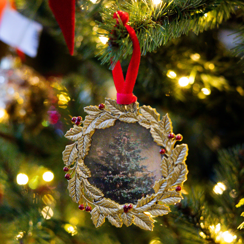 Gold Wreath Ornament Frame