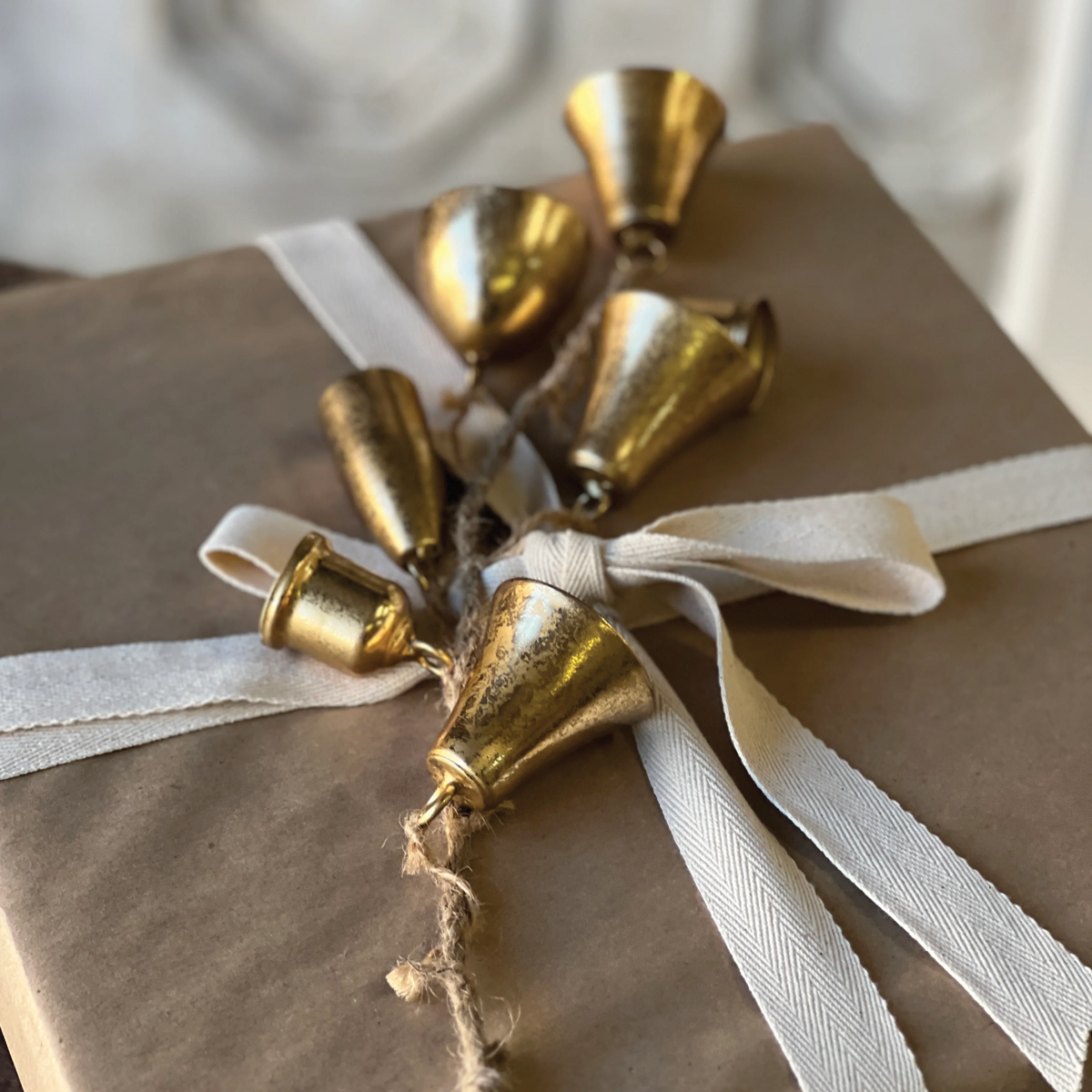 Ensemble Metal Gold Bell Hanging