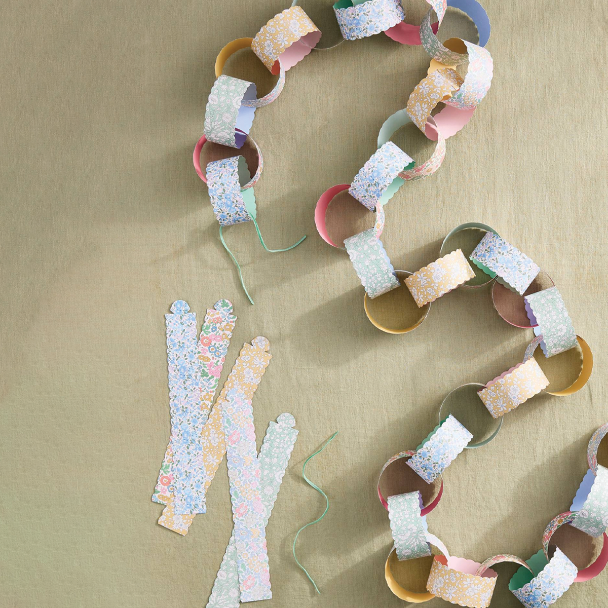 Scalloped Flower Paper Chains Set