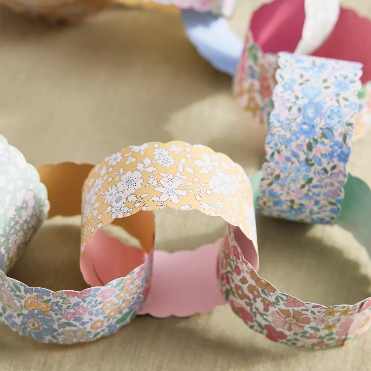 Scalloped Flower Paper Chains Set