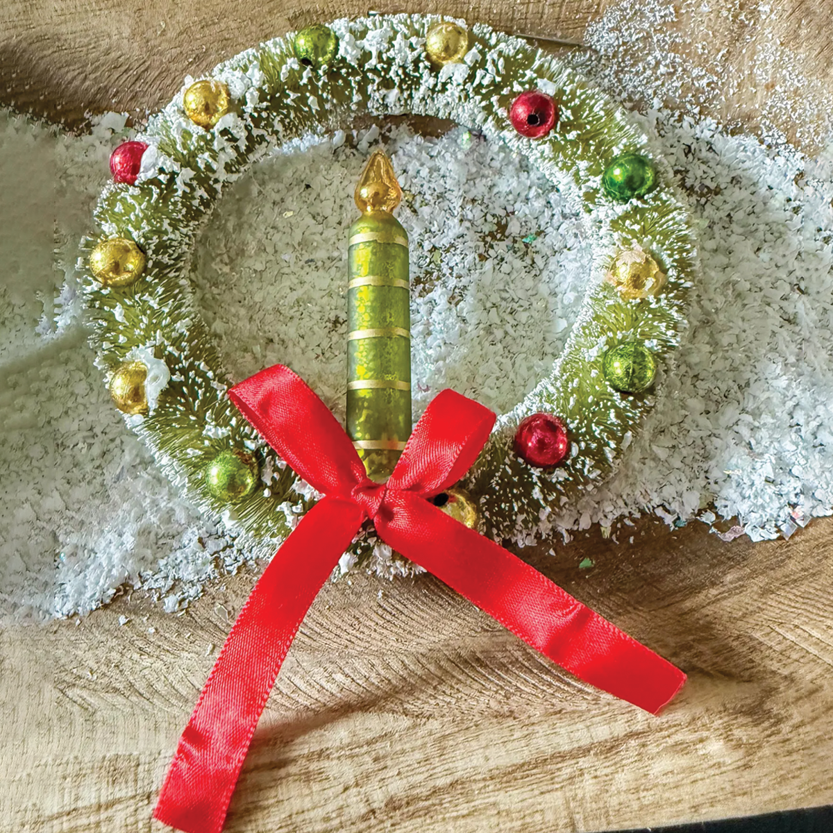 Sisal Wreath with Green Glass Candle Ornament