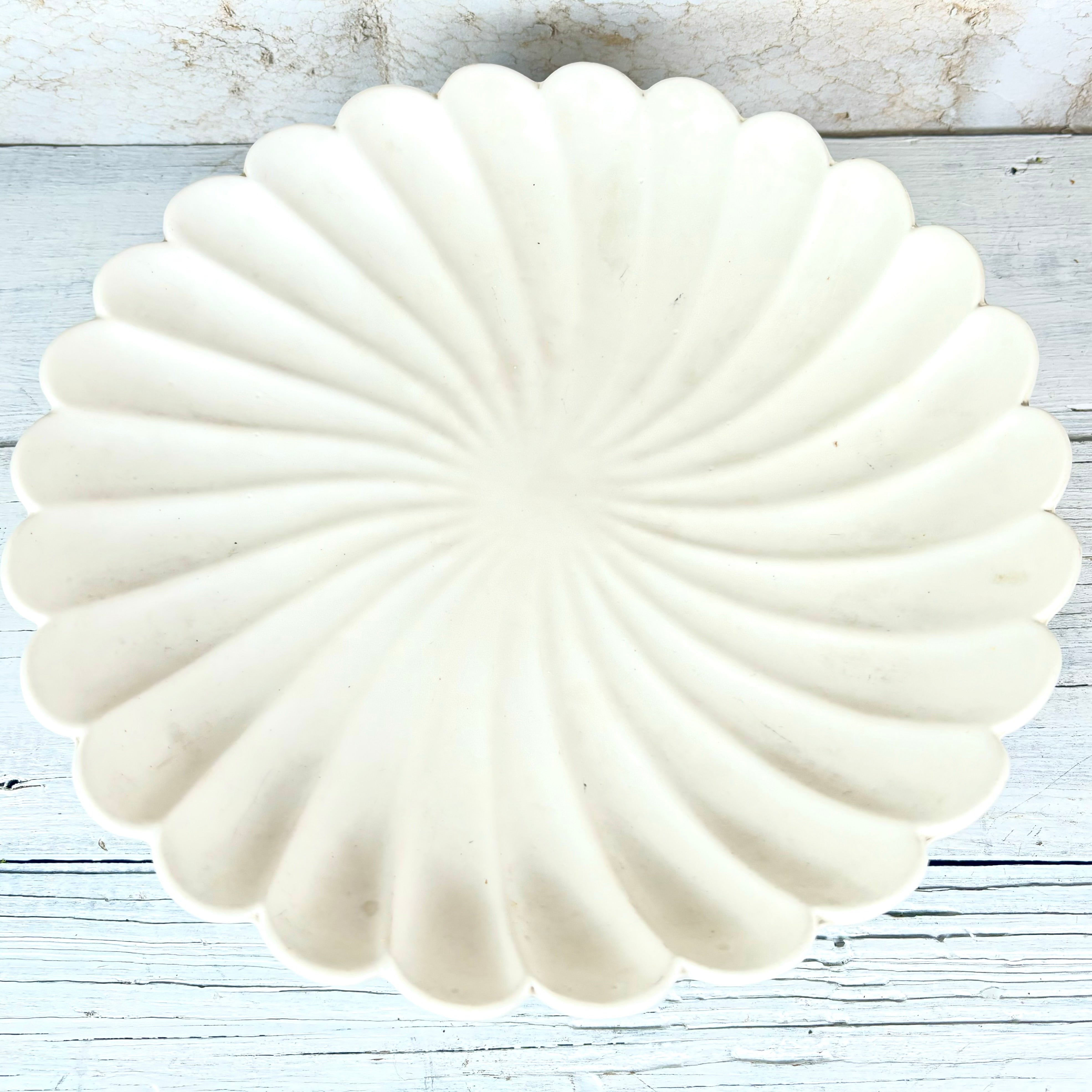 Scalloped Pedestal Cake Dish