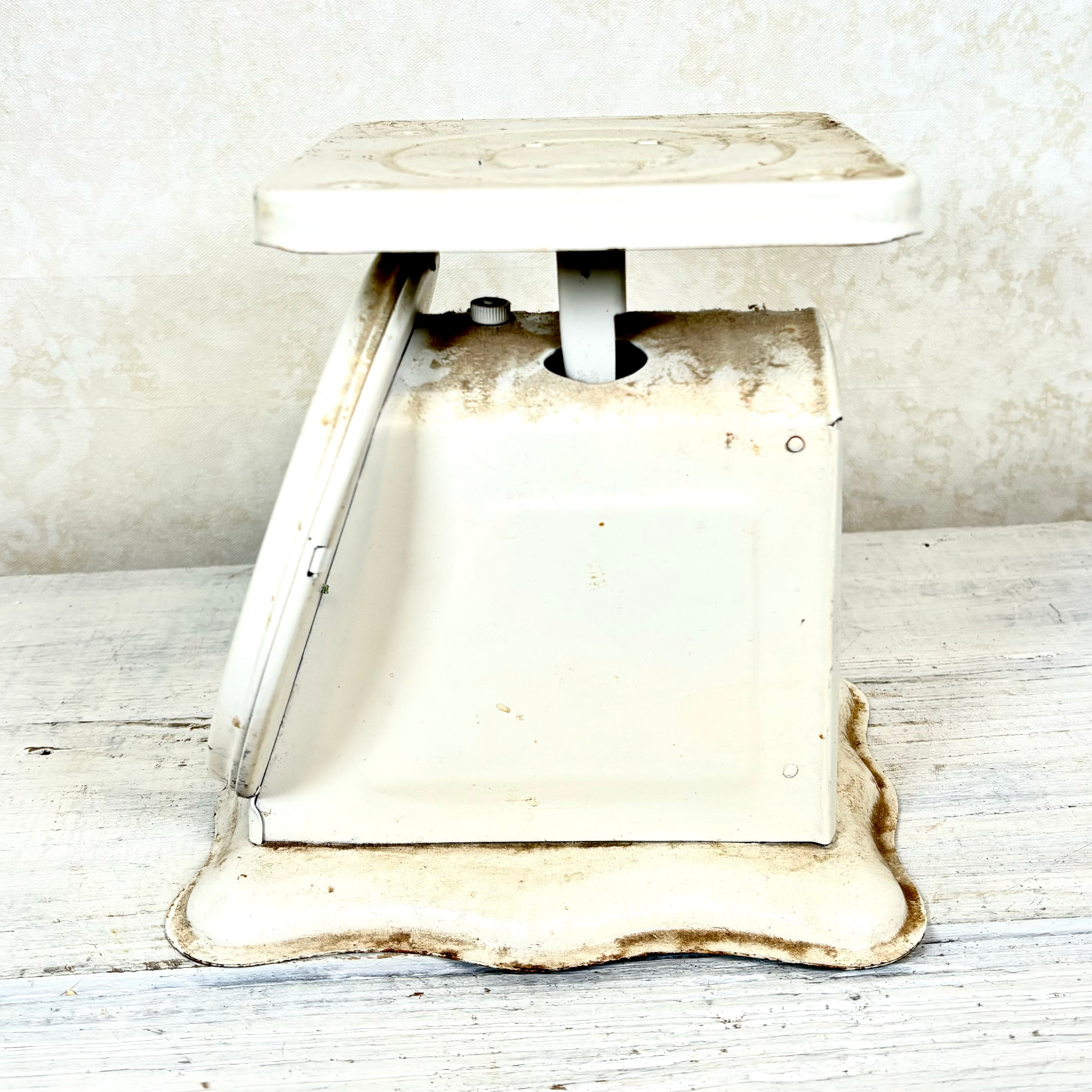 Vintage 1950s American Family Kitchen Scale