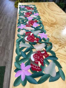 Die Cut Vintage Tropical Table Runner with Four Napkins