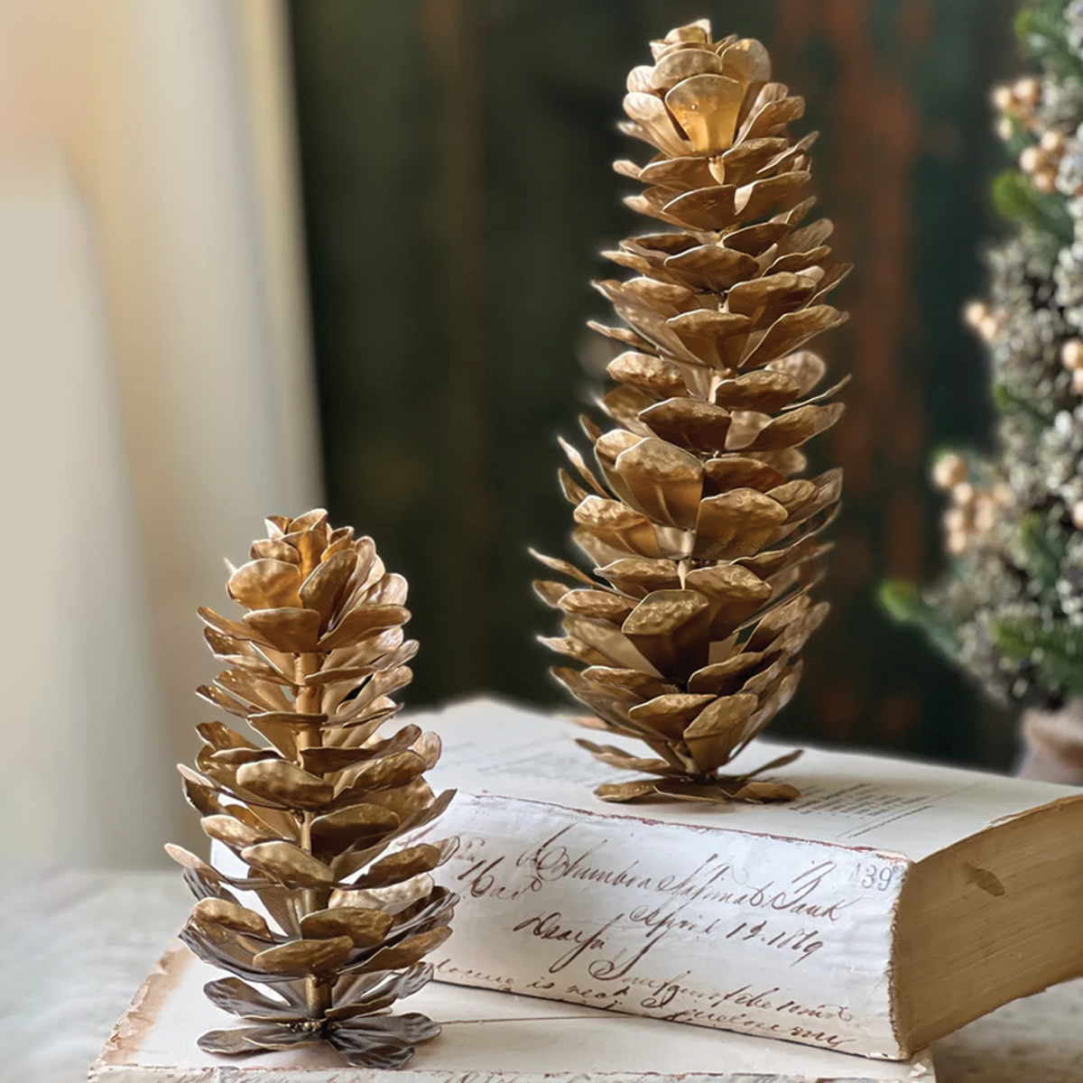 Epaulette Metal Gold Pinecone Small