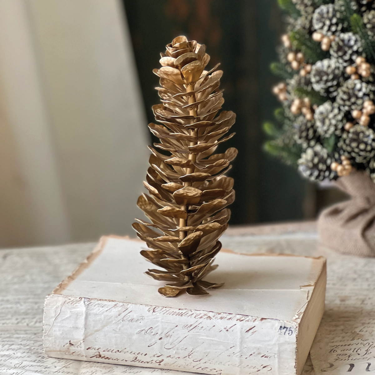 Epaulette Metal Gold Pinecone Large