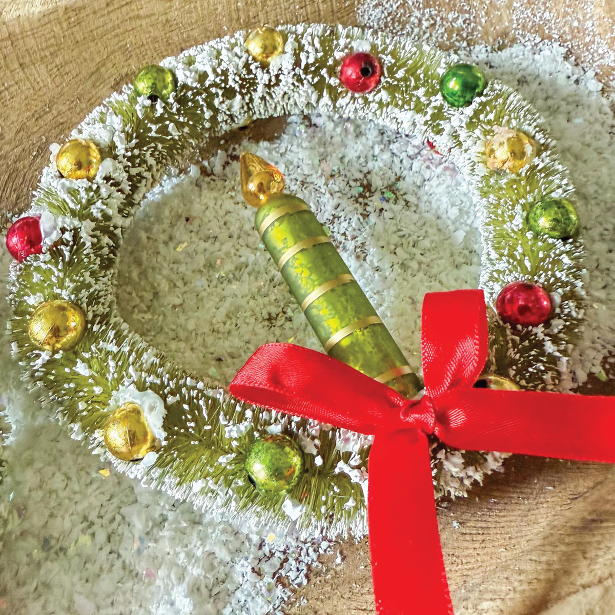 Sisal Wreath with Green Glass Candle Ornament