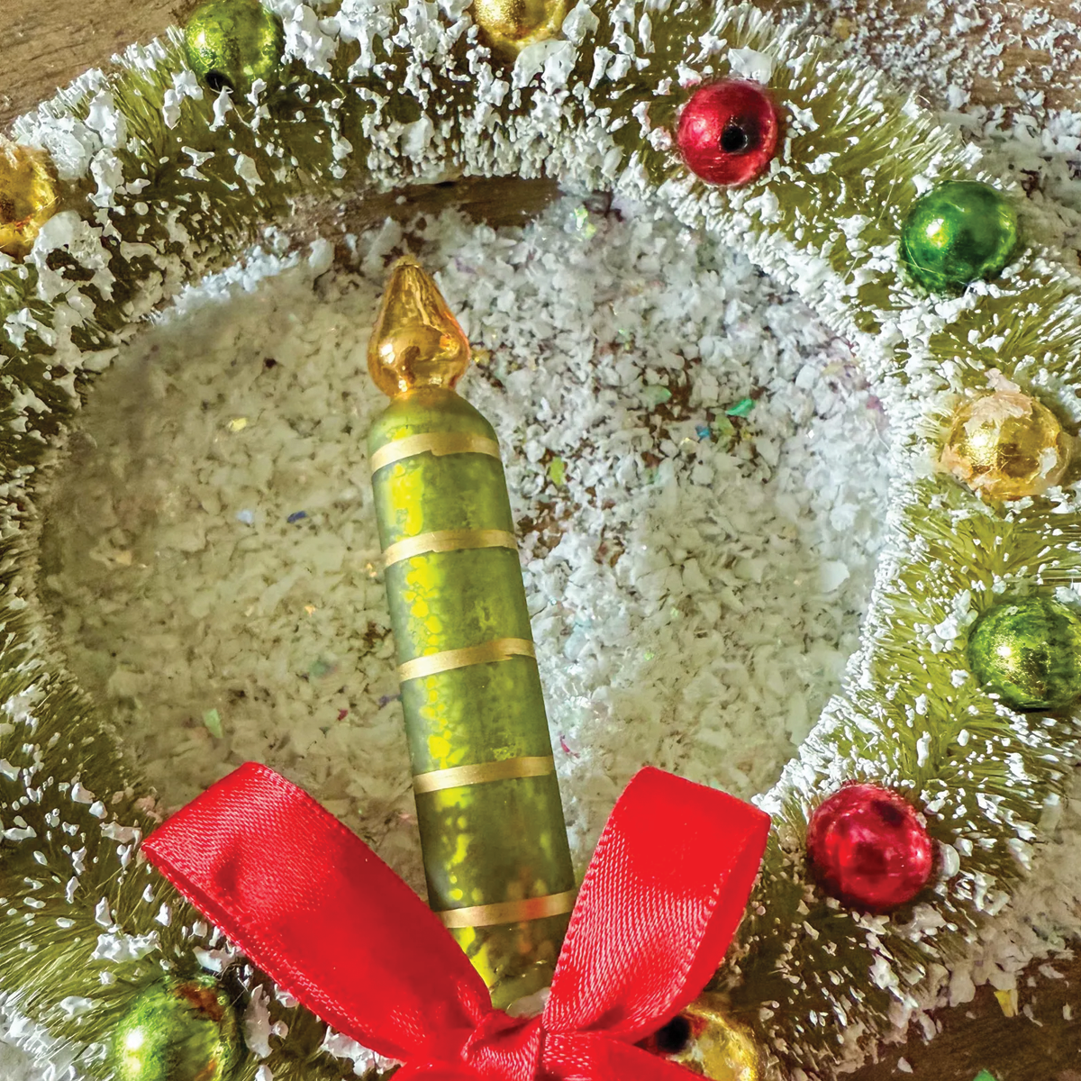 Sisal Wreath with Green Glass Candle Ornament