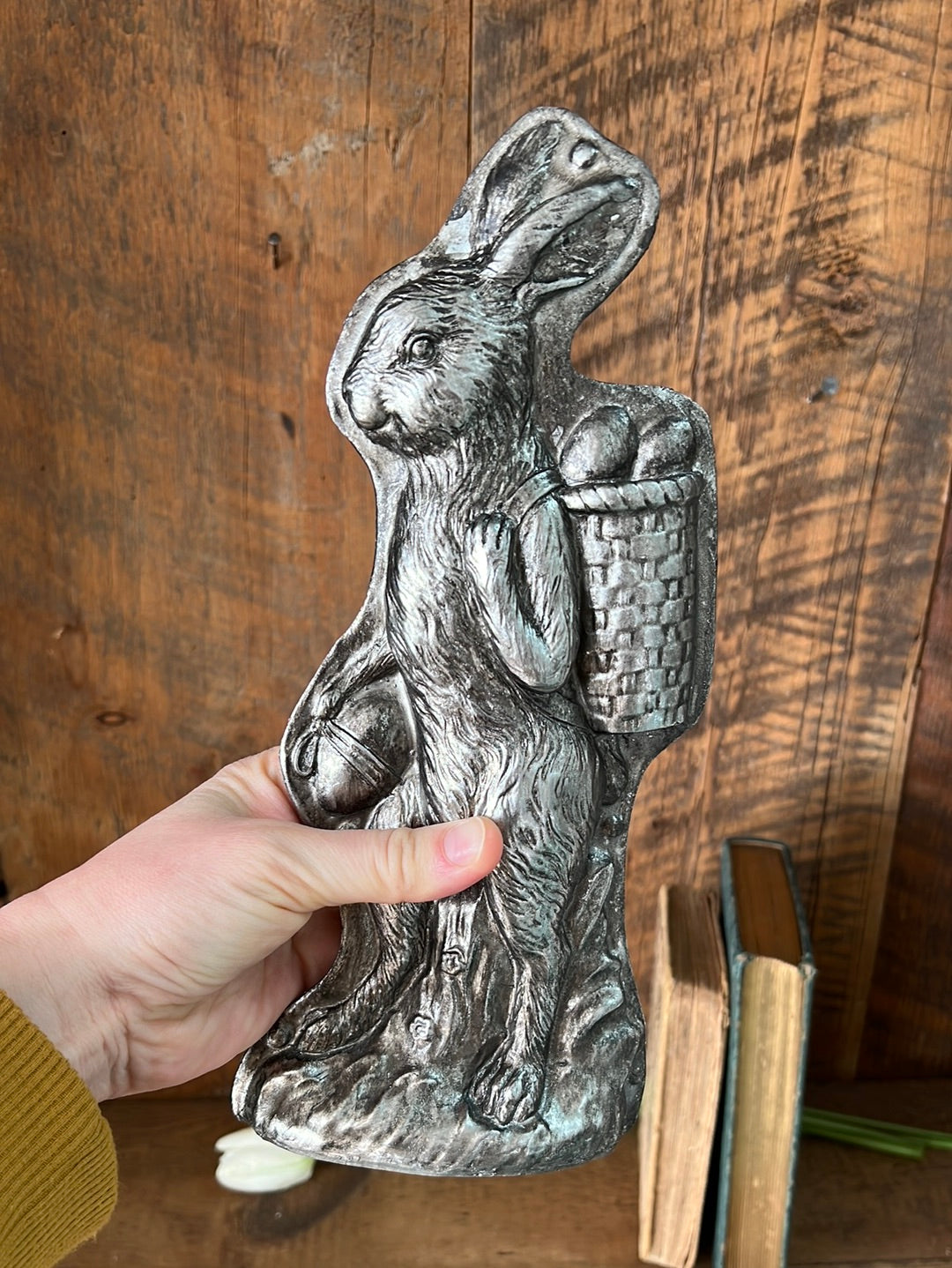 Antiqued Style Decorative Silver Resin Embossed Easter Rabbit Candy Mold